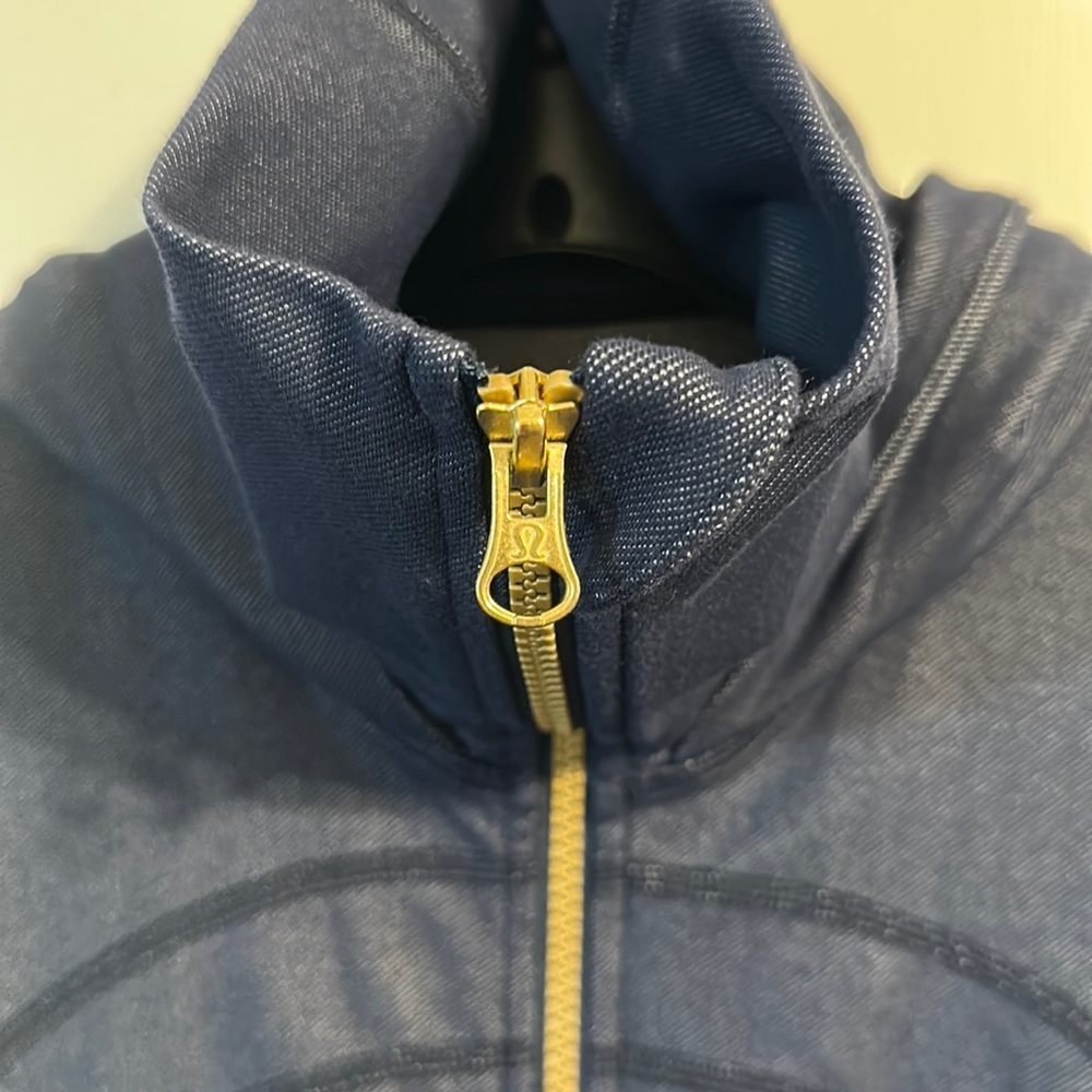 Lululemon Hooded Zippered Blue Denim Look Workout Jacket With Thumb Holes Size 6 - Picture 14 of 17